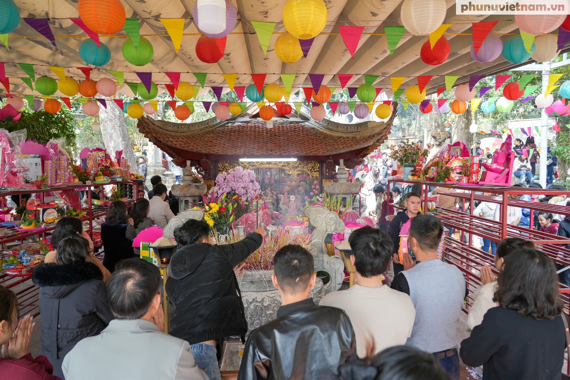 Hàng vạn người dân đến chiêm bái, dâng hương tại đền thờ Tản Viên Sơn Thánh trong ngày đầu Xuân- Ảnh 20.