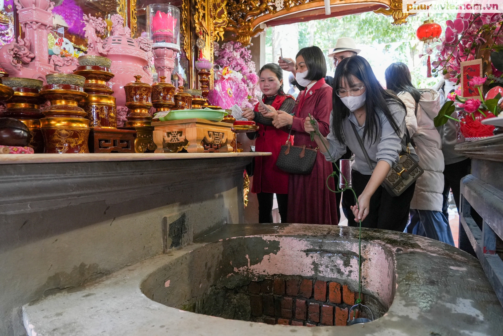 Hàng vạn người dân đến chiêm bái, dâng hương tại đền thờ Tản Viên Sơn Thánh trong ngày đầu Xuân- Ảnh 21.