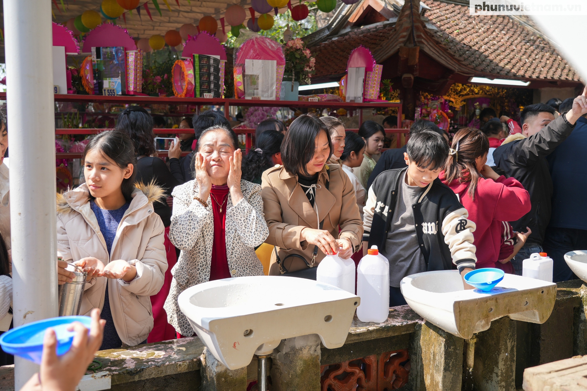 Hàng vạn người dân đến chiêm bái, dâng hương tại đền thờ Tản Viên Sơn Thánh trong ngày đầu Xuân- Ảnh 23.