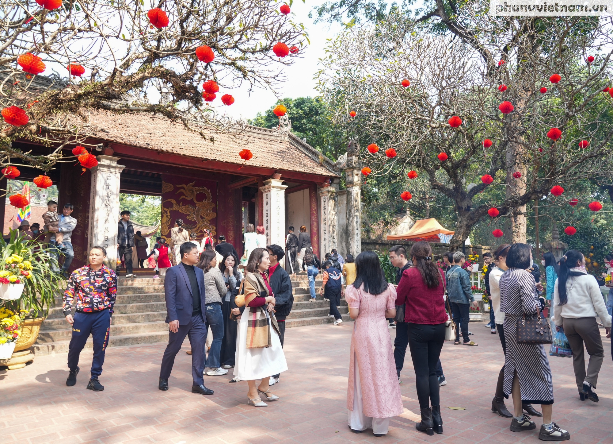 Hàng vạn người dân đến chiêm bái, dâng hương tại đền thờ Tản Viên Sơn Thánh trong ngày đầu Xuân- Ảnh 26.