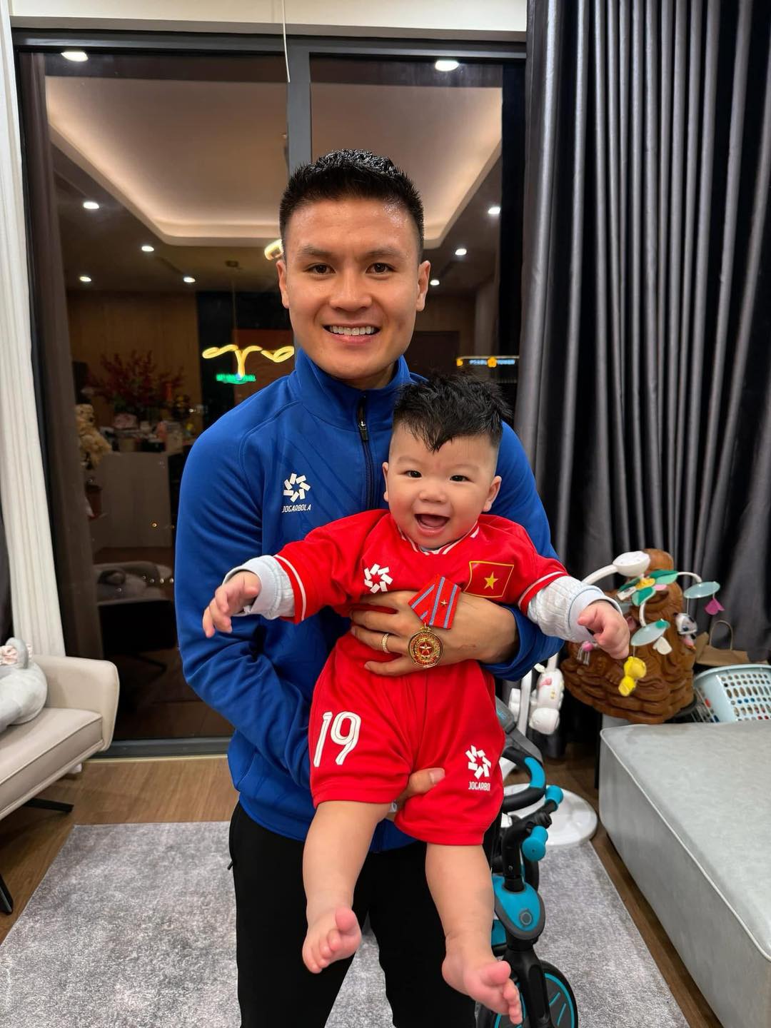 Cầu thủ đội tuyển Việt Nam vô địch ASEAN Cup 2024: Bản lĩnh của những người chồng, người cha trên sân cỏ- Ảnh 7. Cầu thủ đội tuyển Việt Nam vô địch ASEAN Cup 2024: Bản lĩnh của những người chồng, người cha trên sân cỏ- Ảnh 7.