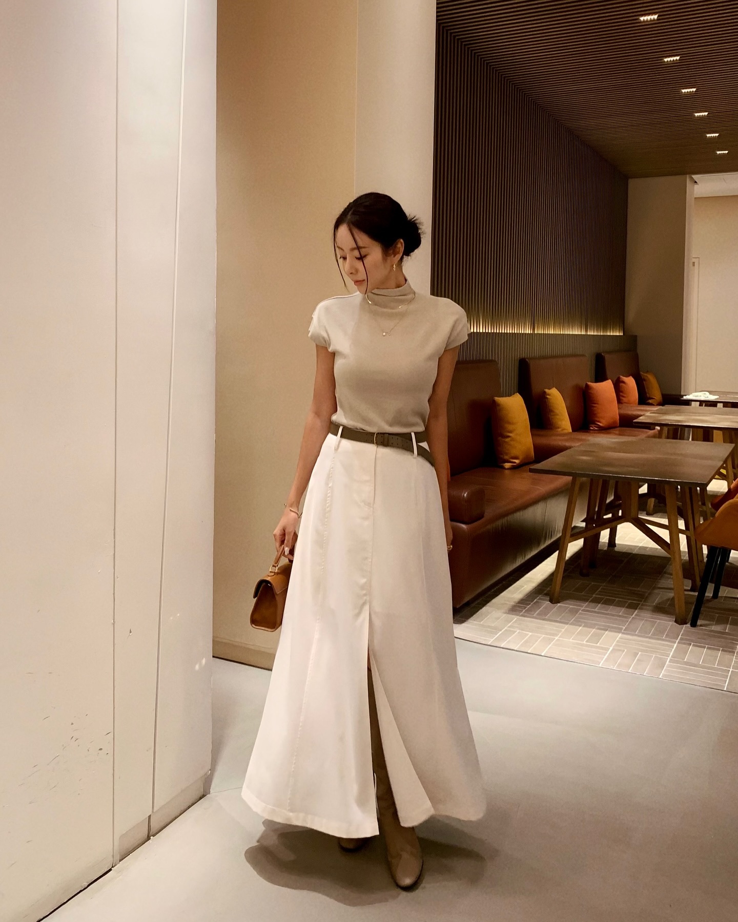 Thời trang Tết sẽ trẻ trung hơn với 10 cách mặc chân váy sáng màu- Ảnh 10. Thời trang Tết sẽ trẻ trung hơn với 10 cách mặc chân váy sáng màu- Ảnh 10.