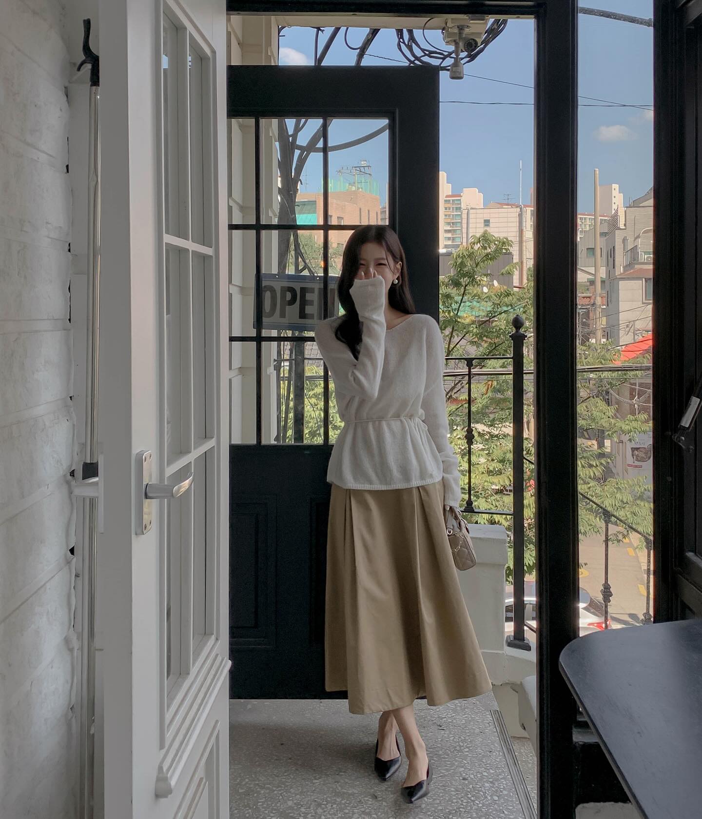 Thời trang Tết sẽ trẻ trung hơn với 10 cách mặc chân váy sáng màu- Ảnh 7. Thời trang Tết sẽ trẻ trung hơn với 10 cách mặc chân váy sáng màu- Ảnh 7.