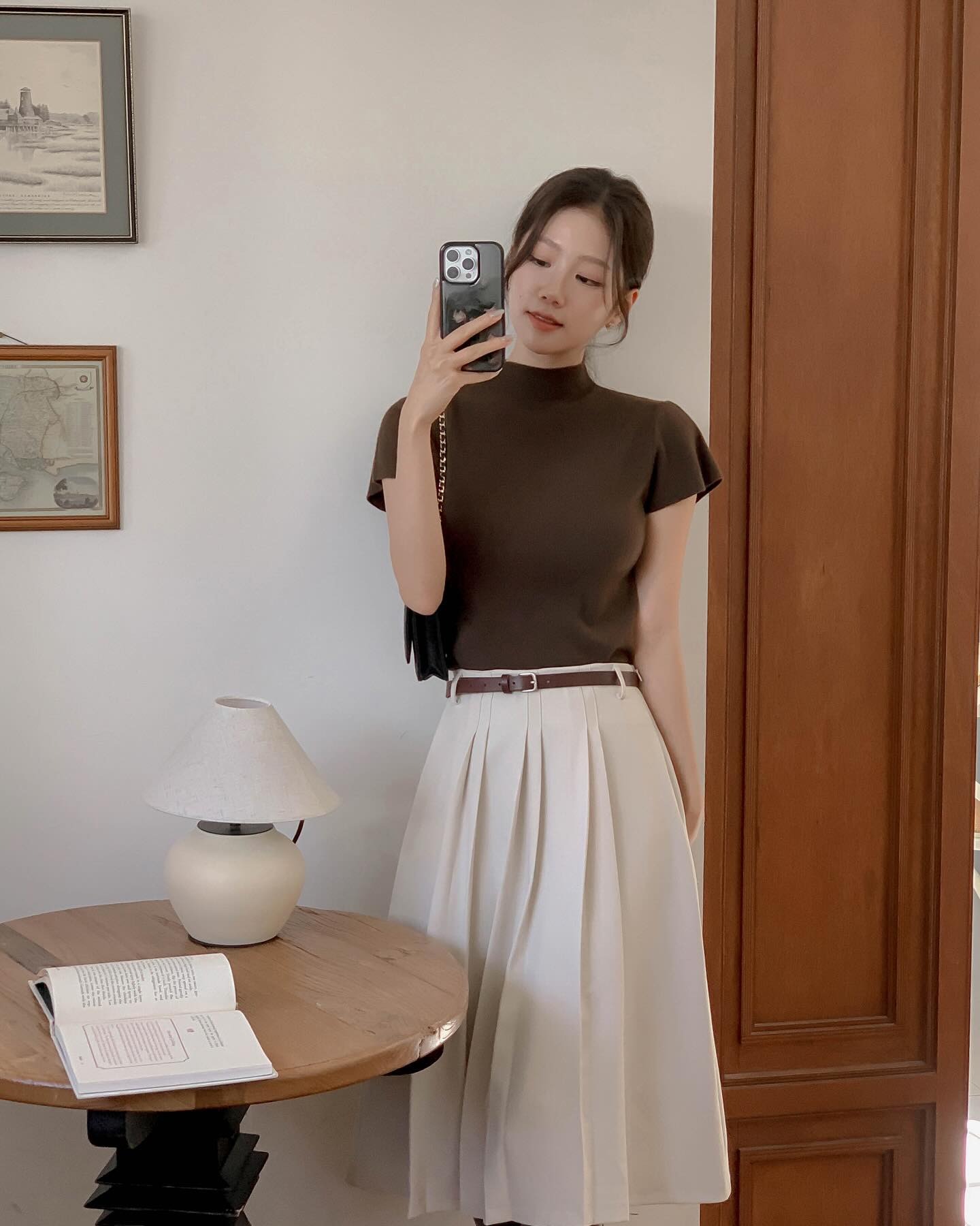 Thời trang Tết sẽ trẻ trung hơn với 10 cách mặc chân váy sáng màu- Ảnh 5. Thời trang Tết sẽ trẻ trung hơn với 10 cách mặc chân váy sáng màu- Ảnh 5.