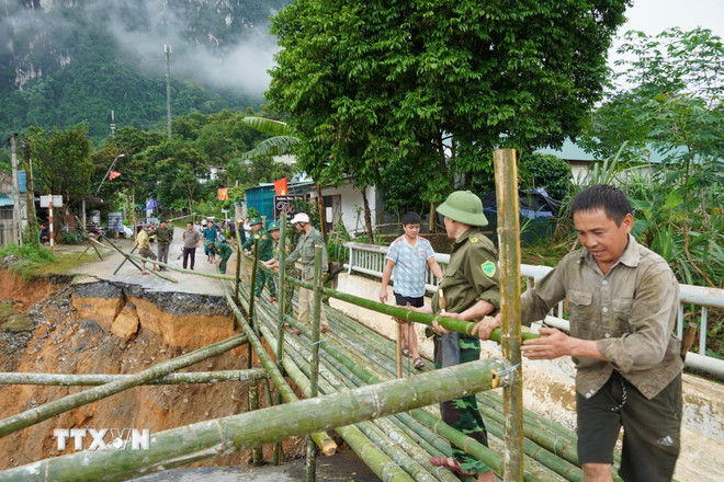 Tỉnh Thanh Hóa dựng cầu tạm cho người dân miền núi đi lại- Ảnh 1.