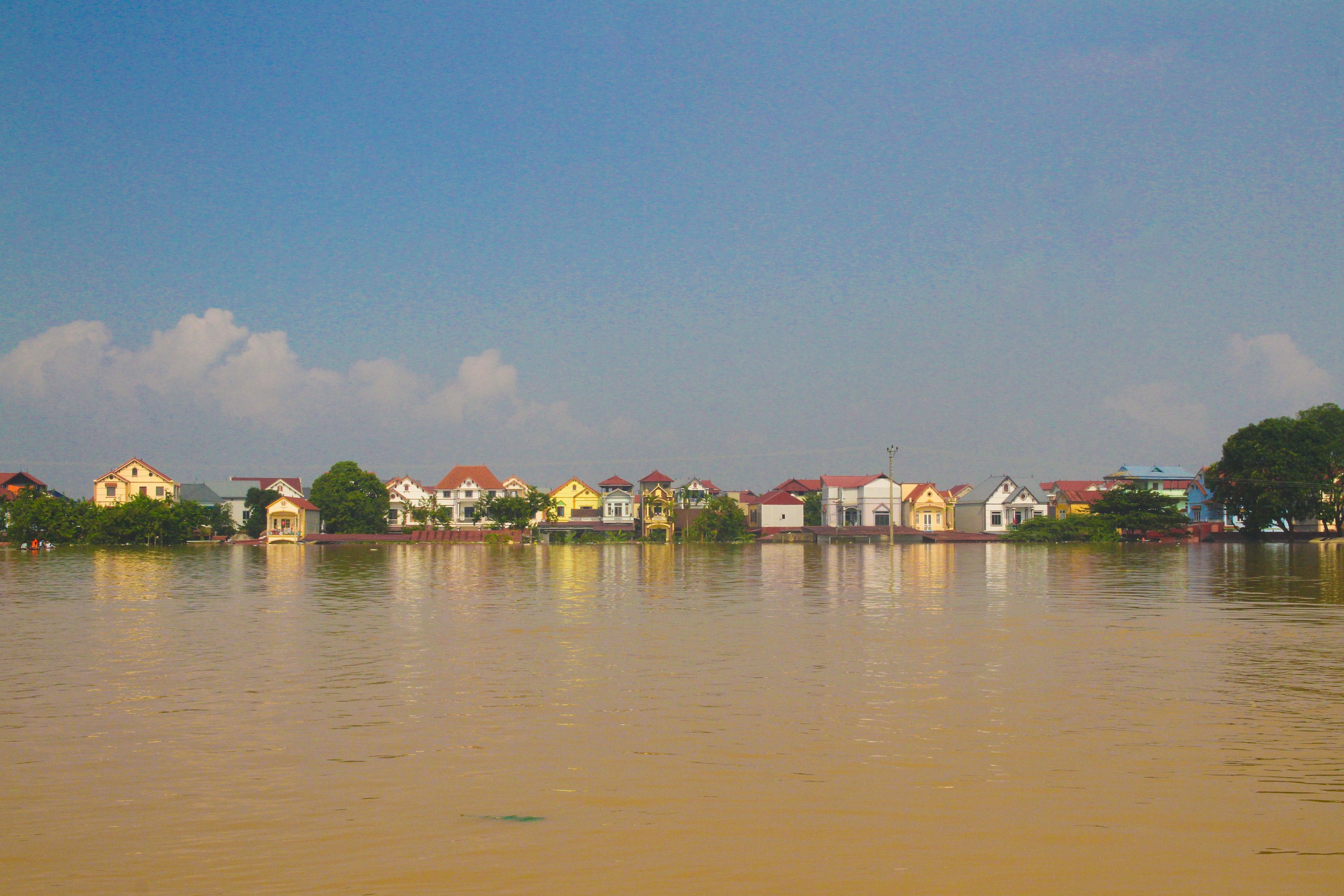 Chùm ảnh: Nhiều ngôi nhà ở Bắc Ninh vẫn chìm trong nước lũ- Ảnh 4.