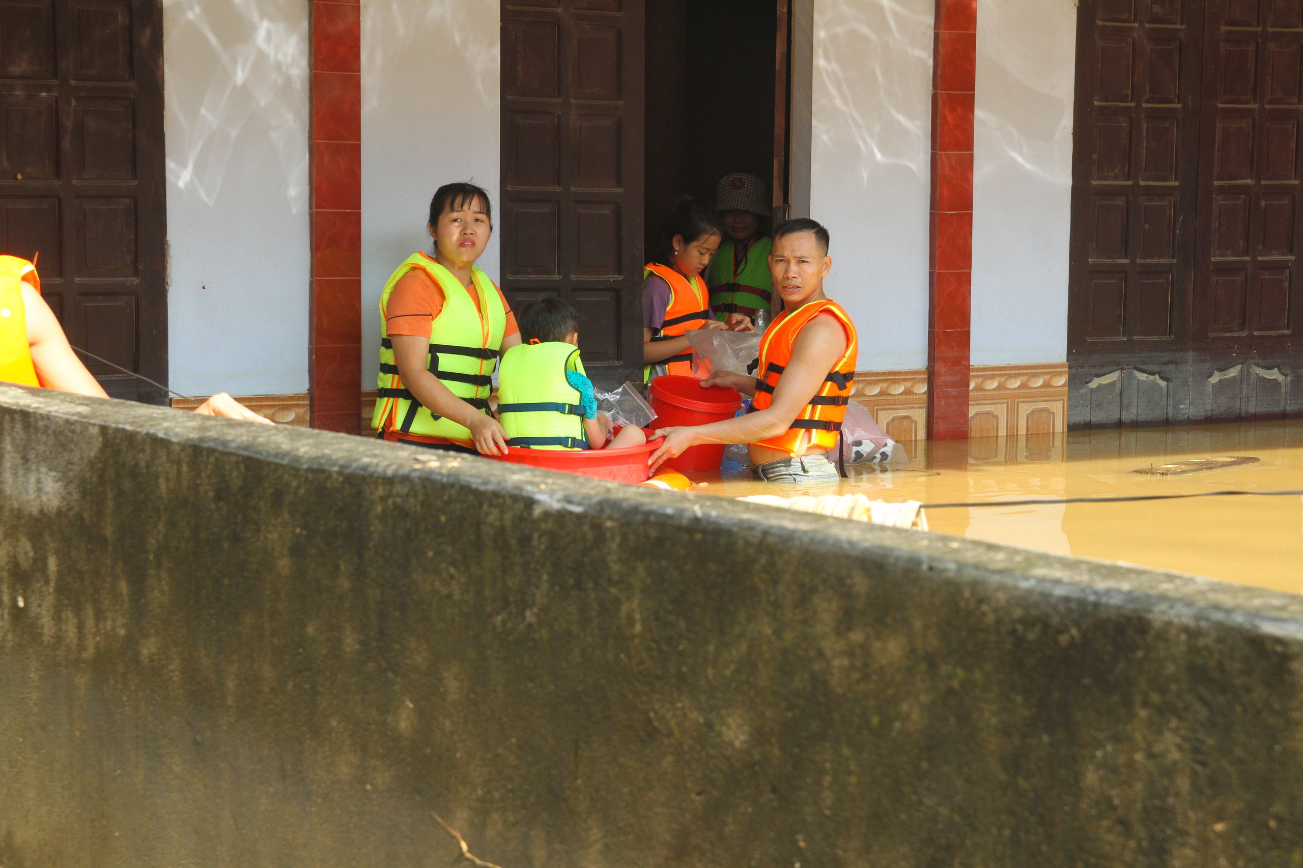 Chùm ảnh: Nhiều ngôi nhà ở Bắc Ninh vẫn chìm trong nước lũ- Ảnh 20.