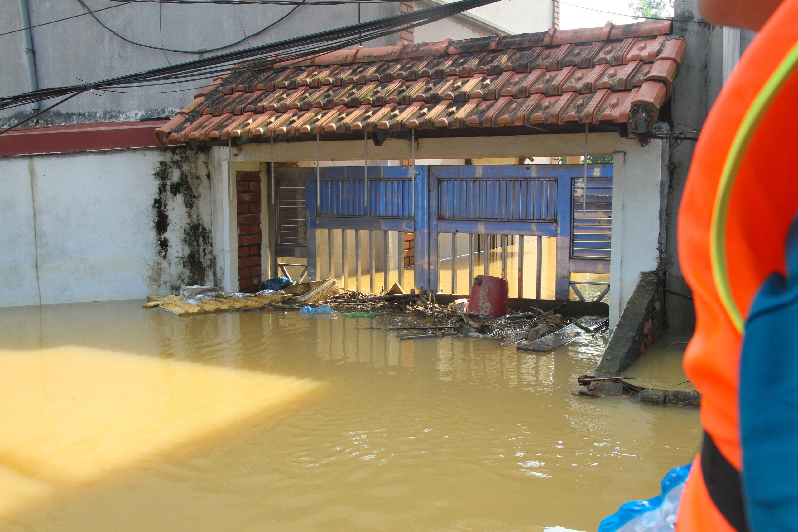 Chùm ảnh: Nhiều ngôi nhà ở Bắc Ninh vẫn chìm trong nước lũ- Ảnh 5.