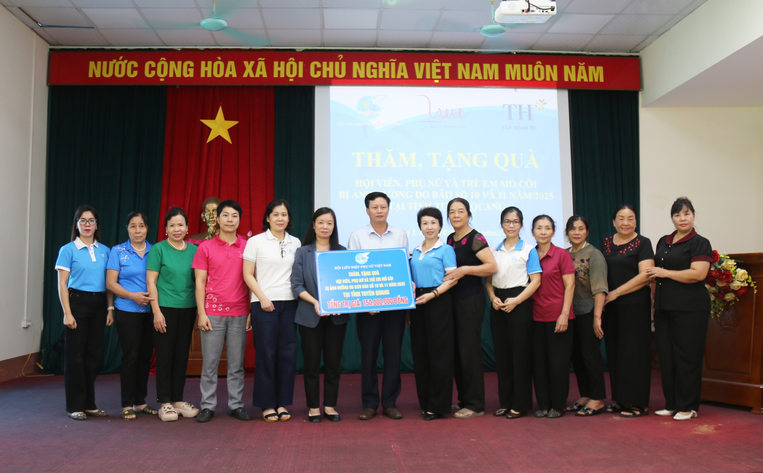 Hội LHPN Việt Nam mang yêu thương đến phụ nữ và trẻ em mồ côi vùng lũ Tuyên Quang- Ảnh 6.