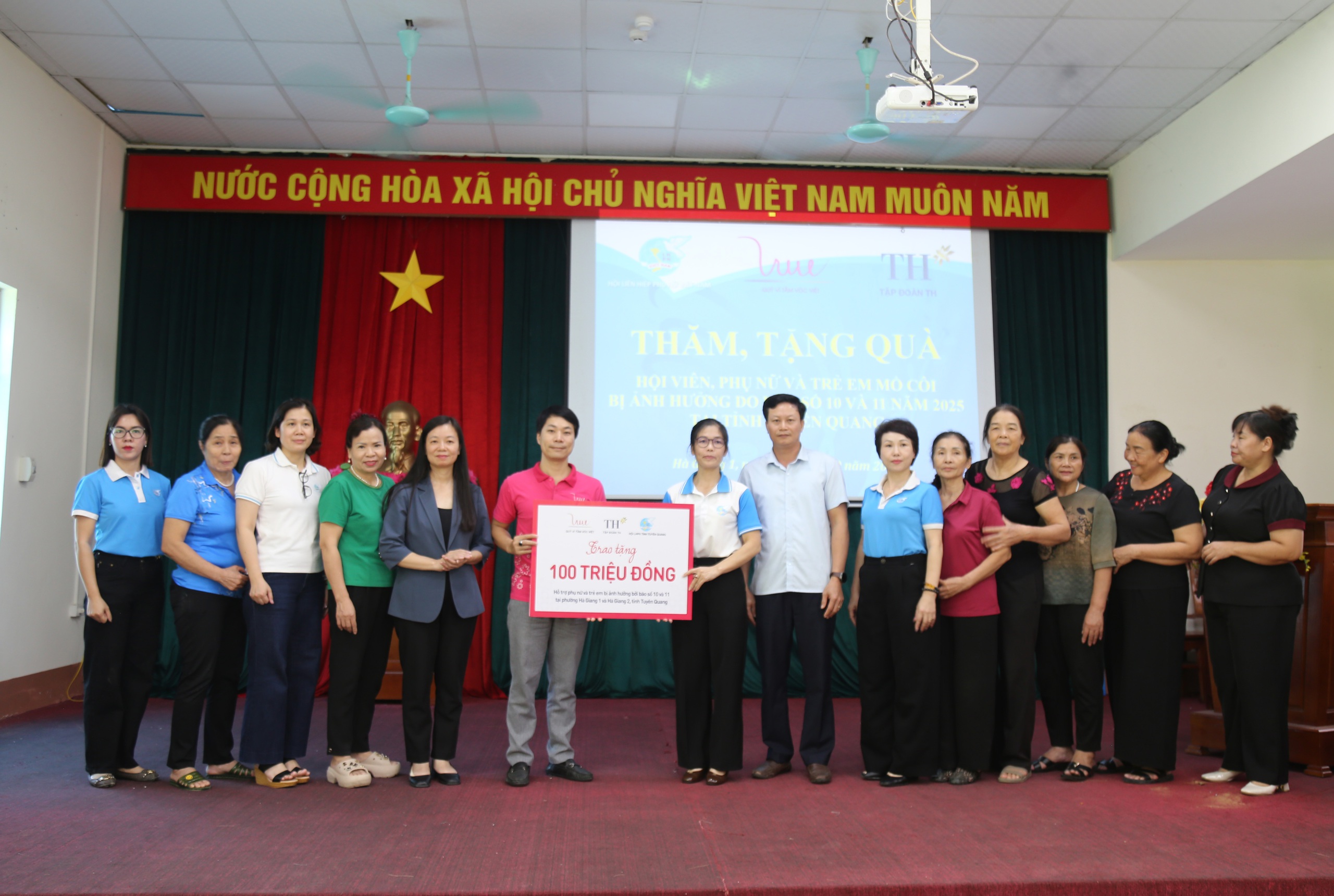 Hội LHPN Việt Nam mang yêu thương đến phụ nữ và trẻ em mồ côi vùng lũ Tuyên Quang- Ảnh 5.