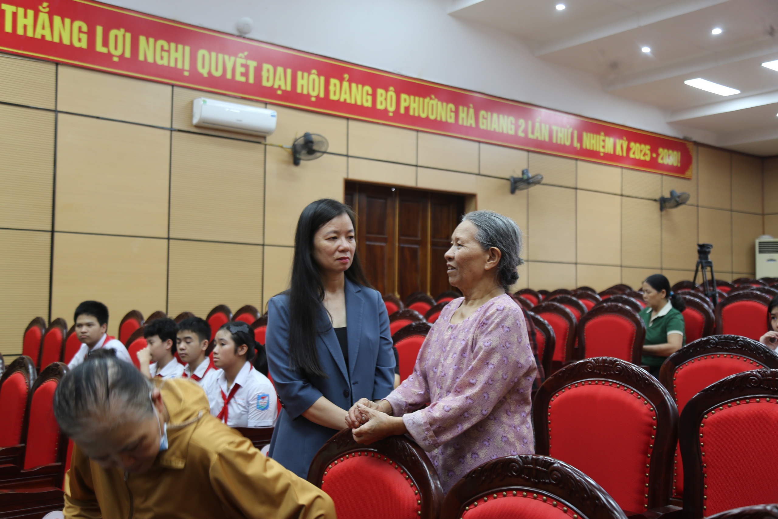 Hội LHPN Việt Nam mang yêu thương đến phụ nữ và trẻ em mồ côi vùng lũ Tuyên Quang- Ảnh 11.