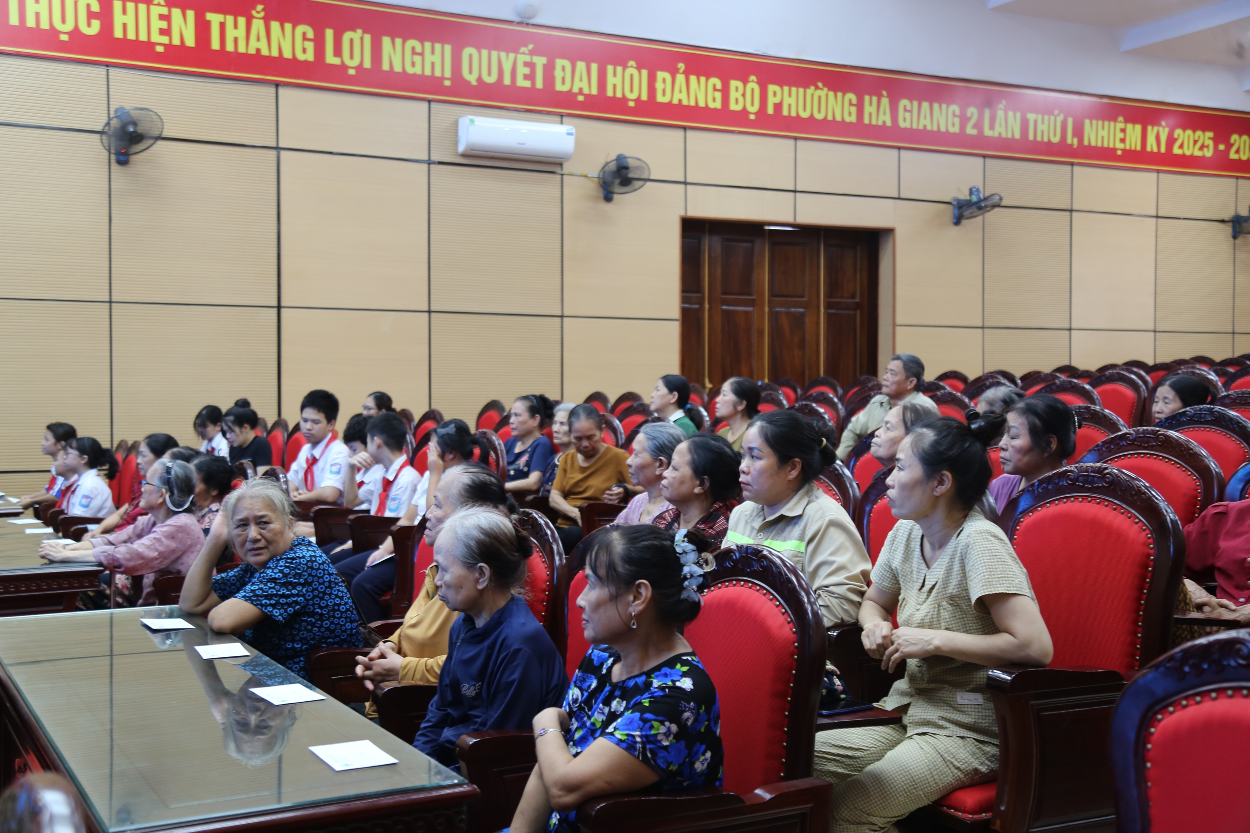 Hội LHPN Việt Nam mang yêu thương đến phụ nữ và trẻ em mồ côi vùng lũ Tuyên Quang- Ảnh 9.