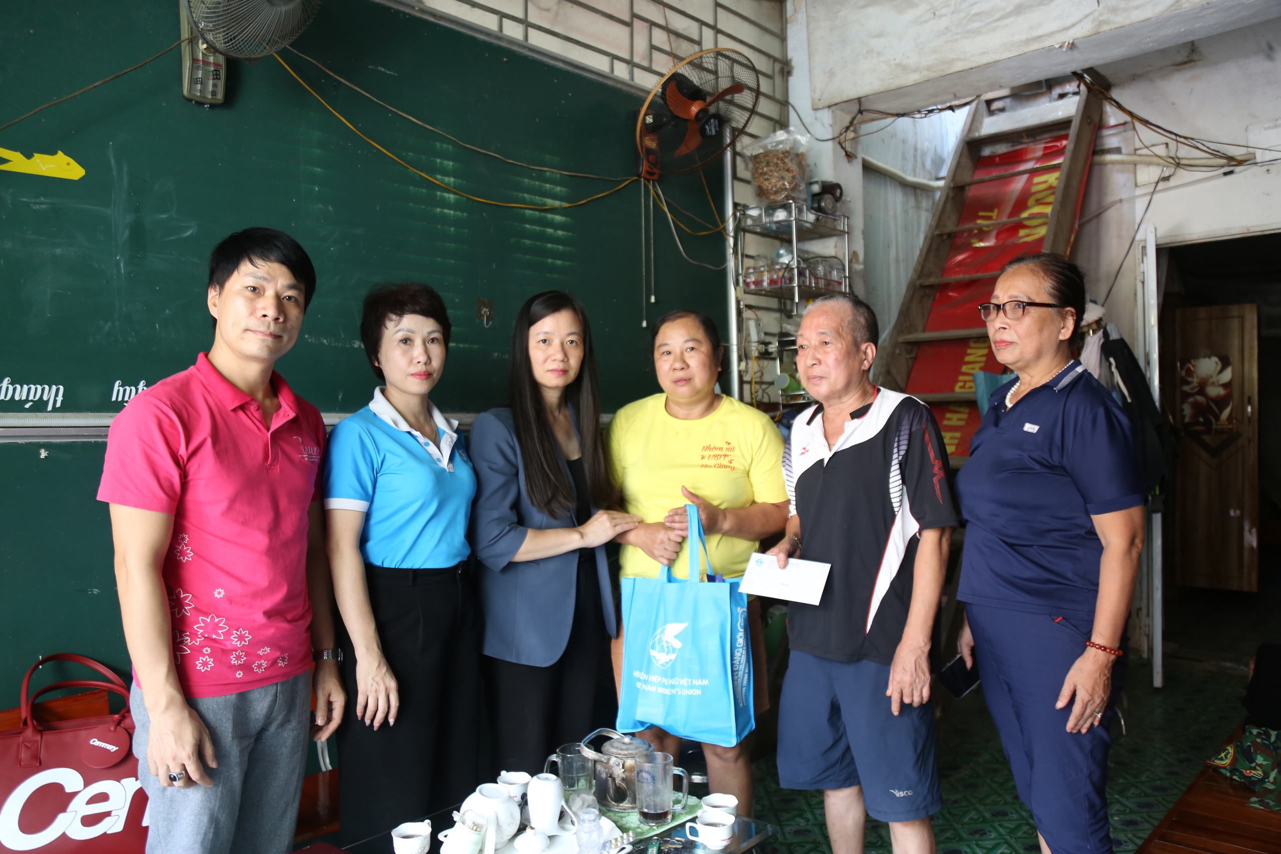 Hội LHPN Việt Nam mang yêu thương đến phụ nữ và trẻ em mồ côi vùng lũ Tuyên Quang- Ảnh 15.