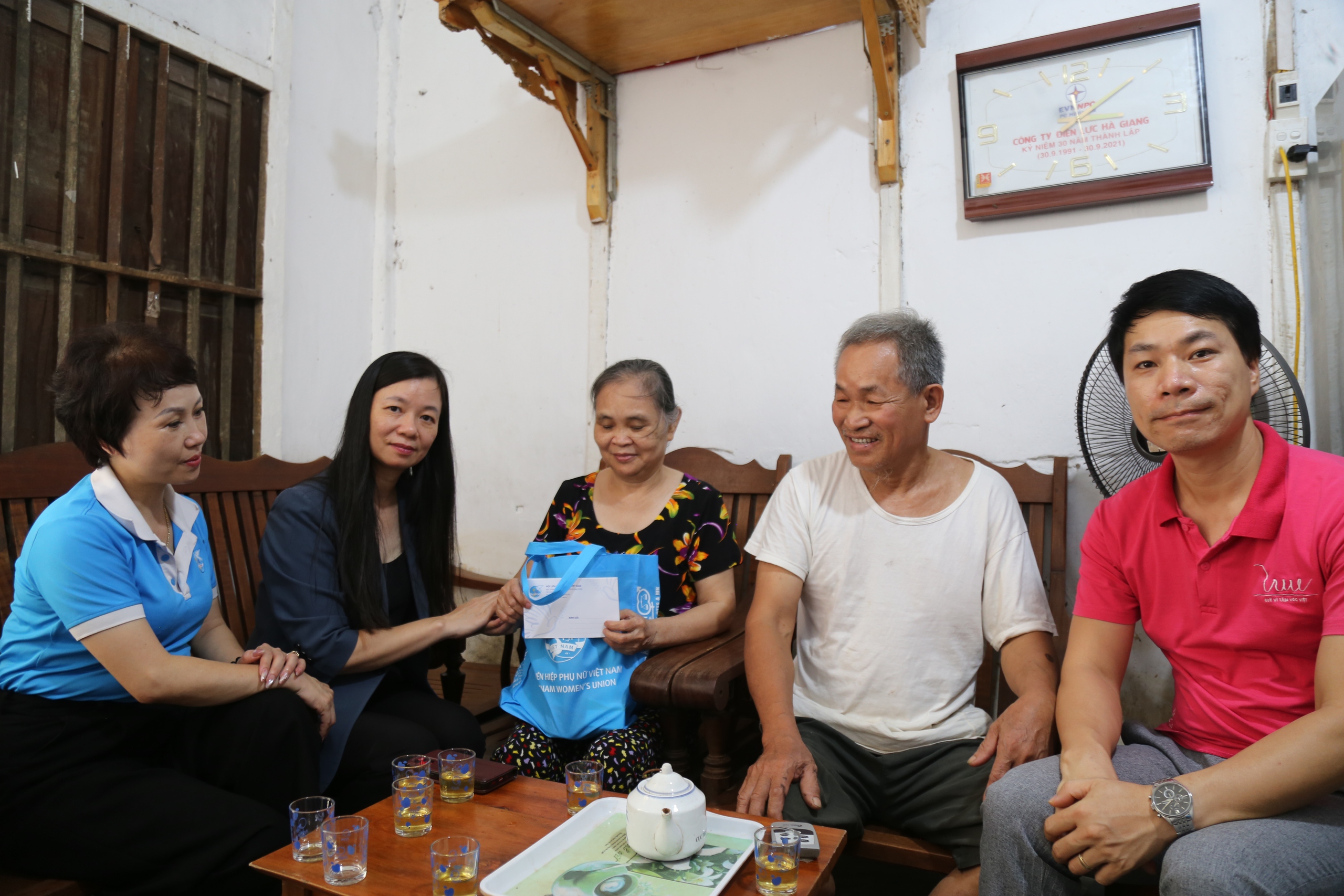Hội LHPN Việt Nam mang yêu thương đến phụ nữ và trẻ em mồ côi vùng lũ Tuyên Quang- Ảnh 12.