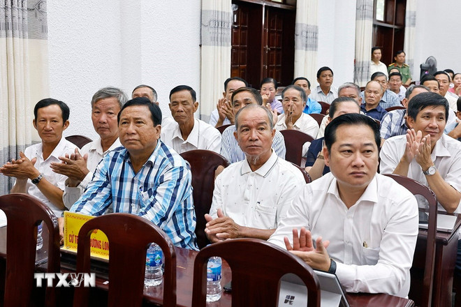 Chủ tịch Quốc hội Trần Thanh Mẫn tiếp xúc cử tri trước Kỳ họp thứ 10- Ảnh 1. Chủ tịch Quốc hội Trần Thanh Mẫn tiếp xúc cử tri trước Kỳ họp thứ 10- Ảnh 1.