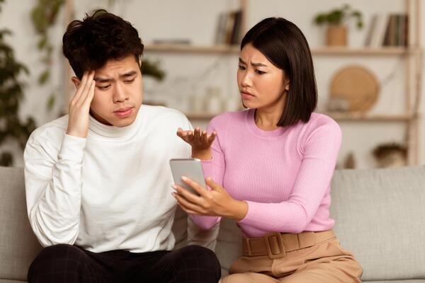 Vợ mới ghen lồng lộn khi thấy vợ cũ vẫn đeo nhẫn cưới- Ảnh 1. Vợ mới ghen lồng lộn khi thấy vợ cũ vẫn đeo nhẫn cưới- Ảnh 1.