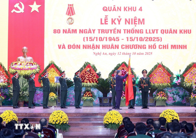 Tổng Bí thư: Xây dựng LLVT Quân khu 4 cách mạng, chính quy, tinh nhuệ, hiện đại- Ảnh 2.