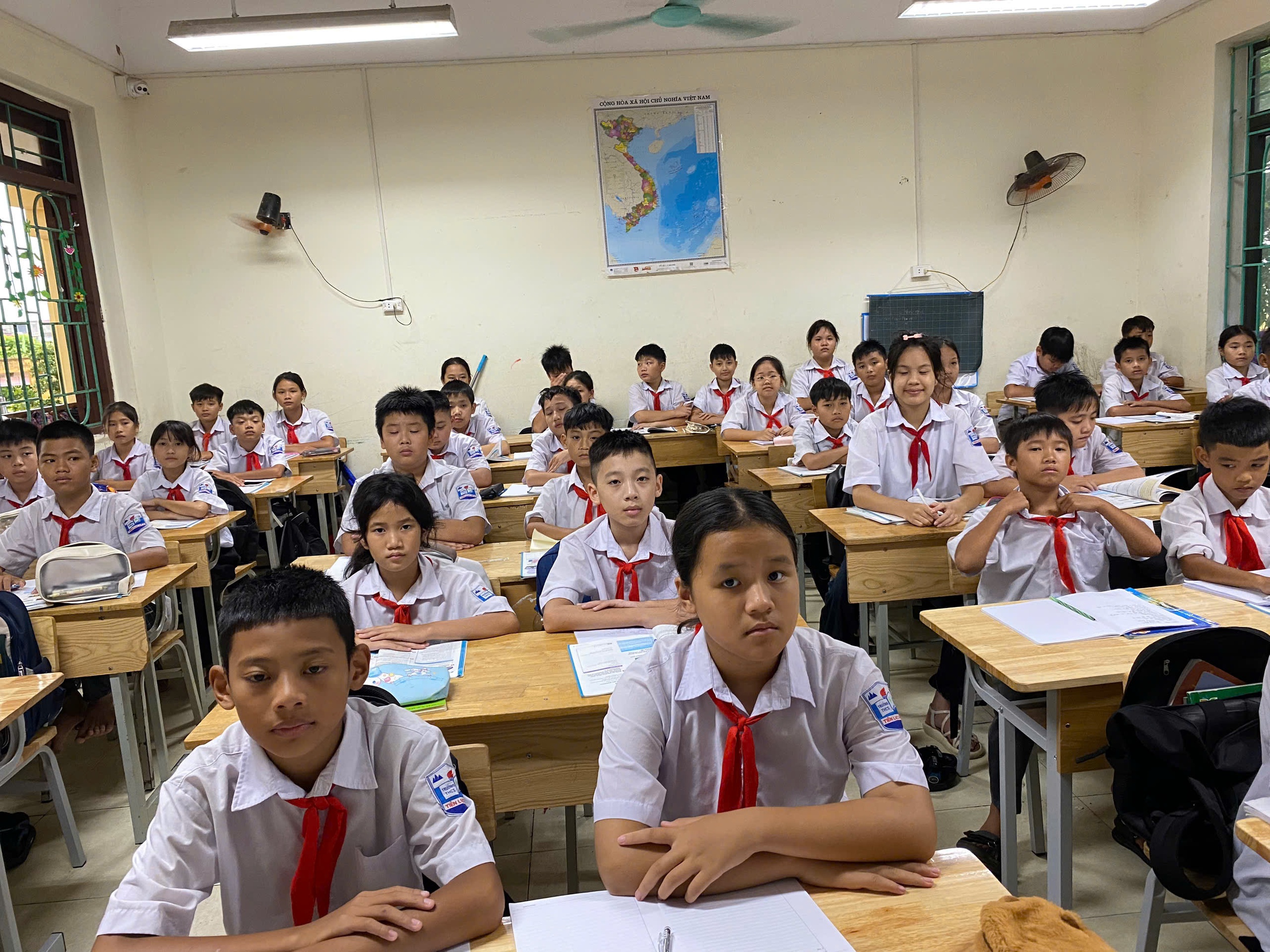 Học sinh nhiều vùng ngập lụt trở lại trường học sau 