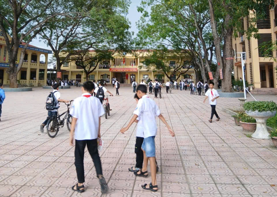 Học sinh nhiều vùng ngập lụt trở lại trường học sau 