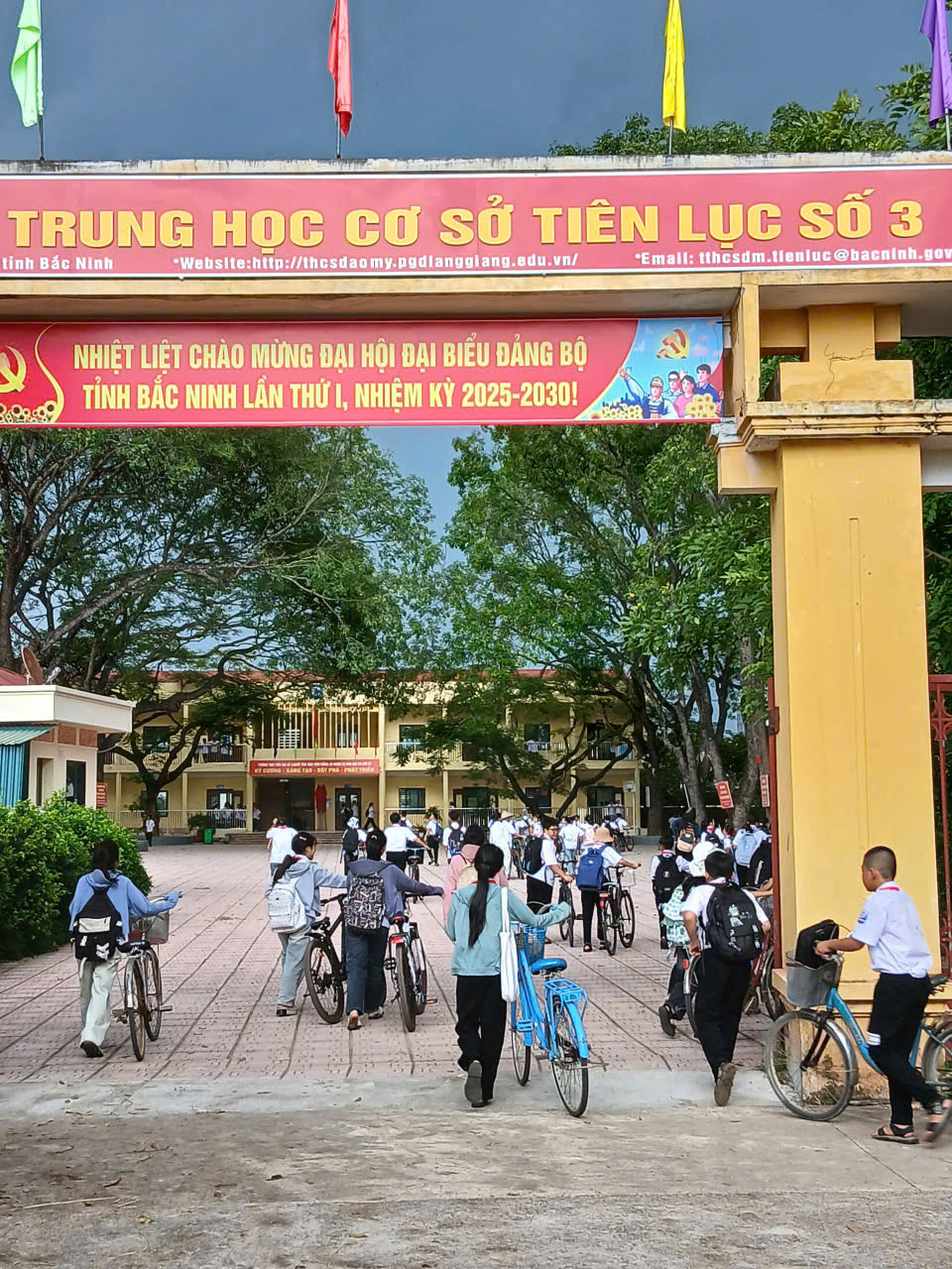 Học sinh nhiều vùng ngập lụt trở lại trường học sau 