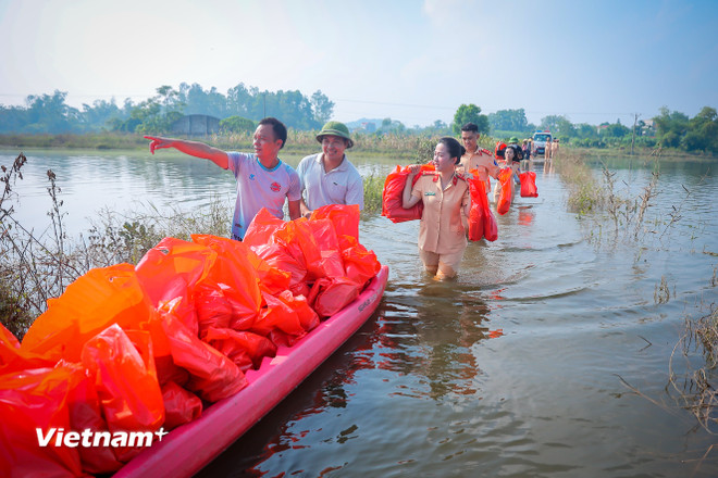 Mất điện, thiếu nước sạch do lũ, Hà Nội còn hơn 2.100 ngôi nhà bị ngập- Ảnh 2.