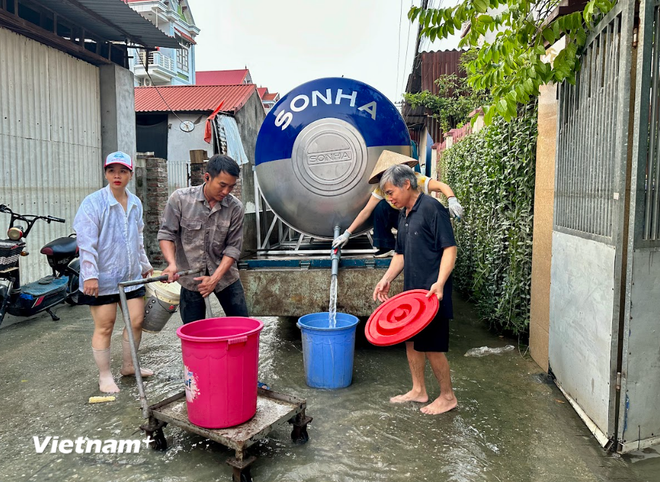 Mất điện, thiếu nước sạch do lũ, Hà Nội còn hơn 2.100 ngôi nhà bị ngập- Ảnh 1.