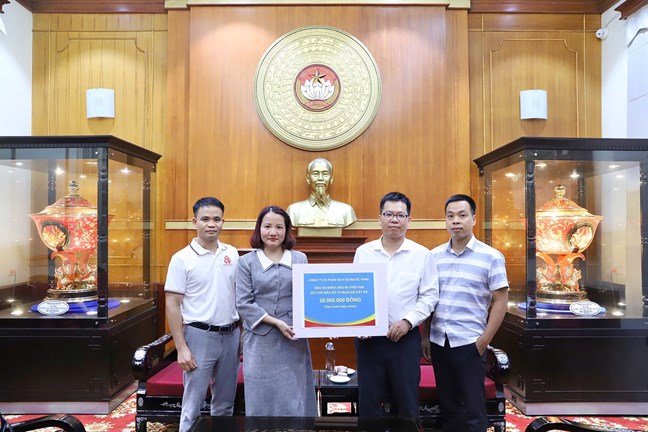 Mỗi người một tấm lòng gửi đến đồng bào vùng lũ- Ảnh 6. Mỗi người một tấm lòng gửi đến đồng bào vùng lũ- Ảnh 6.