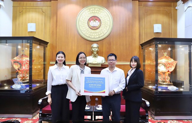 Mỗi người một tấm lòng gửi đến đồng bào vùng lũ- Ảnh 8. Mỗi người một tấm lòng gửi đến đồng bào vùng lũ- Ảnh 8.