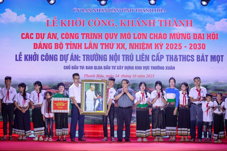 Thủ tướng dự lễ khởi công ngôi trường tại xã vùng núi cao biên giới Thanh Hóa- Ảnh 7. Thủ tướng dự lễ khởi công ngôi trường tại xã vùng núi cao biên giới Thanh Hóa- Ảnh 7.