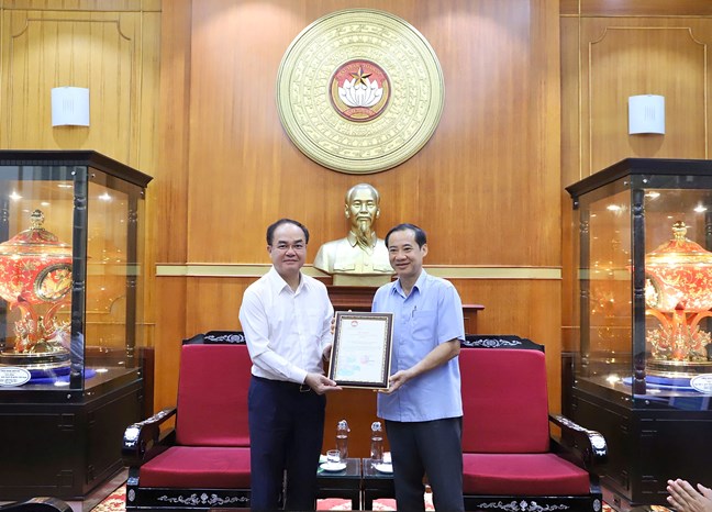 Mỗi người một tấm lòng gửi đến đồng bào vùng lũ- Ảnh 1. Mỗi người một tấm lòng gửi đến đồng bào vùng lũ- Ảnh 1.