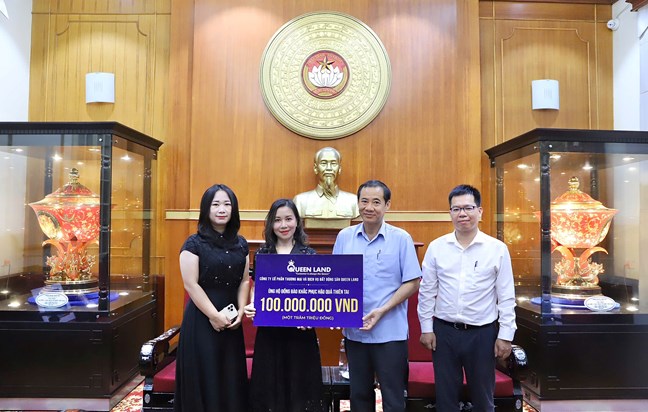 Mỗi người một tấm lòng gửi đến đồng bào vùng lũ- Ảnh 4. Mỗi người một tấm lòng gửi đến đồng bào vùng lũ- Ảnh 4.