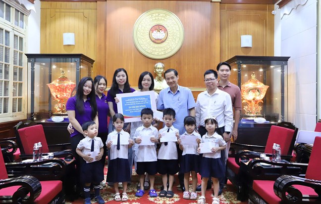 Mỗi người một tấm lòng gửi đến đồng bào vùng lũ- Ảnh 2. Mỗi người một tấm lòng gửi đến đồng bào vùng lũ- Ảnh 2.
