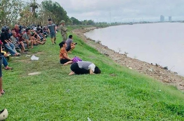 Nghi vấn bố ôm 2 con nhảy cầu tự tử: Tìm thấy thi thể 2 bé gái- Ảnh 1. Nghi vấn bố ôm 2 con nhảy cầu tự tử: Tìm thấy thi thể 2 bé gái- Ảnh 1.