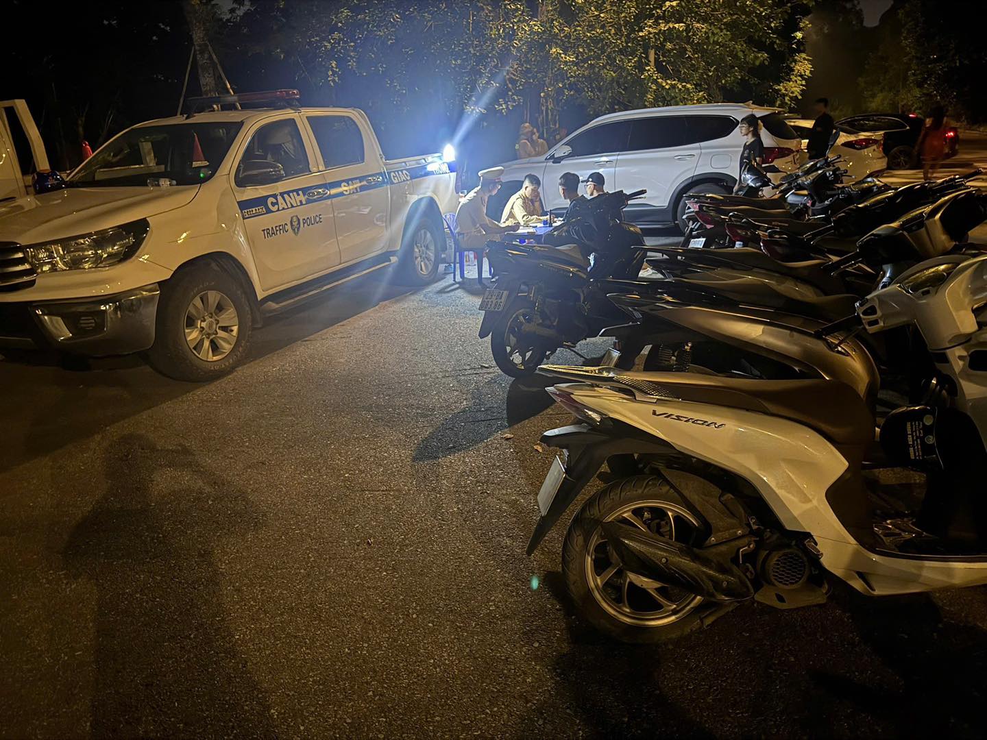 “Quái xế tuổi học trò” tung hoành trong đêm, bị CSGT Hưng Yên... mời phụ huynh- Ảnh 1. “Quái xế tuổi học trò” tung hoành trong đêm, bị CSGT Hưng Yên... mời phụ huynh- Ảnh 1.