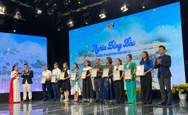 Lan tỏa “Nghĩa đồng bào”, hướng về người dân bị bão lũ - Ảnh 2. Lan tỏa “Nghĩa đồng bào”, hướng về người dân bị bão lũ - Ảnh 2.