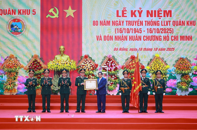 Thủ tướng: Quân khu 5 hãy viết tiếp trang sử vẻ vang của quân đội và dân tộc- Ảnh 2. Thủ tướng: Quân khu 5 hãy viết tiếp trang sử vẻ vang của quân đội và dân tộc- Ảnh 2.