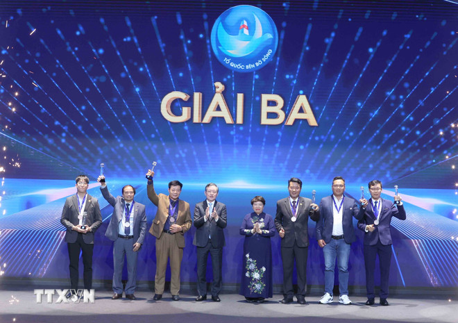 Trao giải cuộc thi ảnh nghệ thuật cấp quốc gia "Tổ quốc bên bờ sóng"- Ảnh 1.