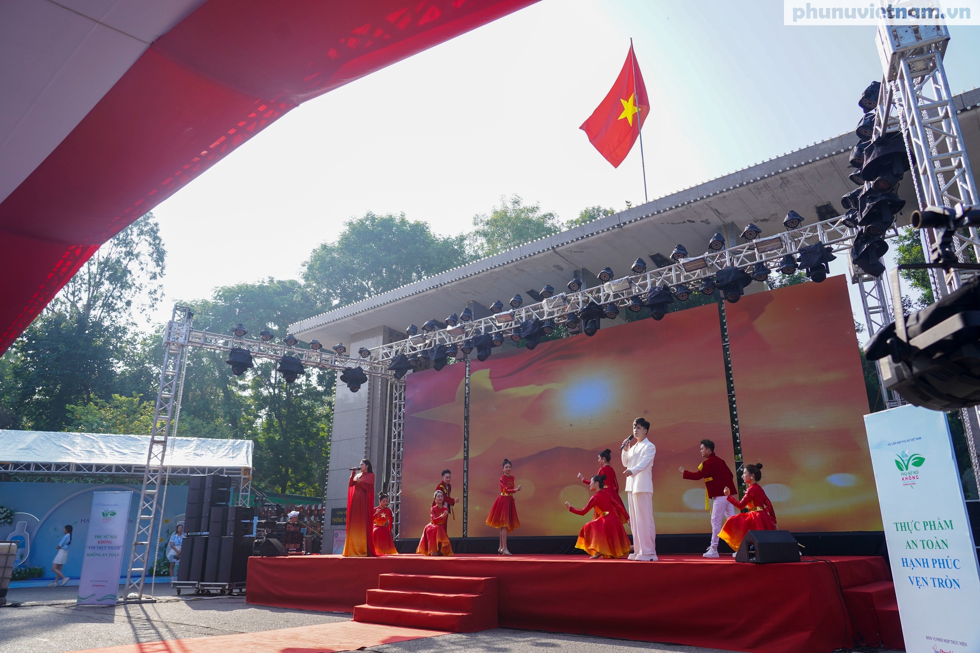 Sôi nổi khai mạc Ngày hội “Phụ nữ nói không với thực phẩm không an toàn”, Ngày hội “Phụ nữ Khỏe Đẹp và Tiêu dùng xanh”- Ảnh 1. Sôi nổi khai mạc Ngày hội “Phụ nữ nói không với thực phẩm không an toàn”, Ngày hội “Phụ nữ Khỏe Đẹp và Tiêu dùng xanh”- Ảnh 1.