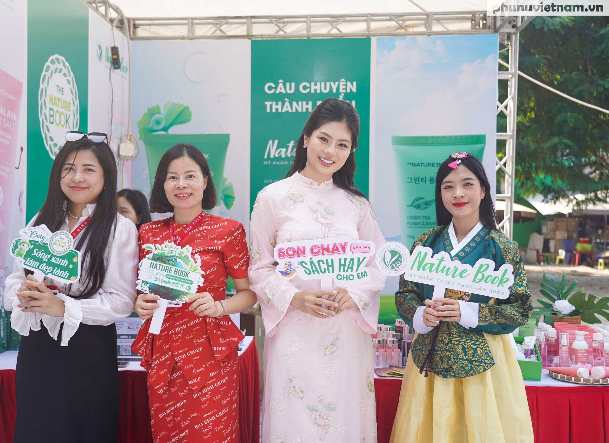 Phố đi bộ rộn ràng, đông đảo người trải nghiệm làm đẹp, nhận quà, tiêu dùng xanh tại ngày hội Phố đi bộ rộn ràng, đông đảo người trải nghiệm làm đẹp, nhận quà, tiêu dùng xanh tại ngày hội