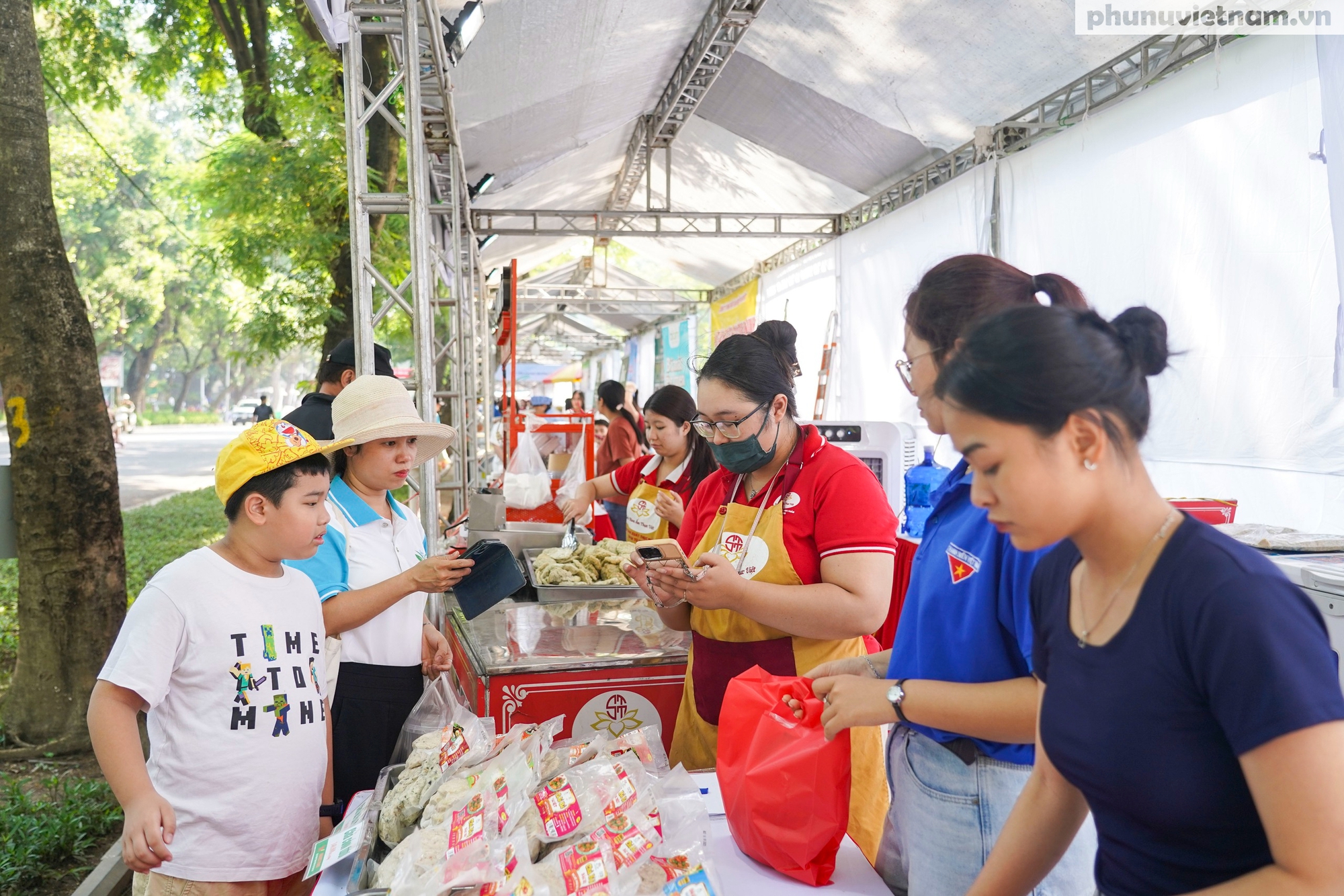 Phố đi bộ rộn ràng, đông đảo người trải nghiệm làm đẹp, nhận quà, tiêu dùng xanh tại ngày hội Phố đi bộ rộn ràng, đông đảo người trải nghiệm làm đẹp, nhận quà, tiêu dùng xanh tại ngày hội