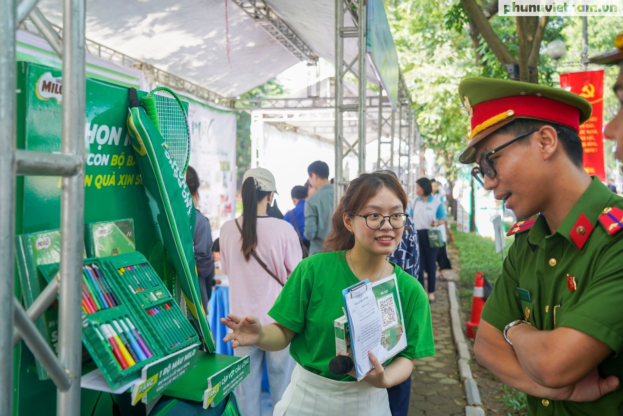 Phố đi bộ rộn ràng, đông đảo người trải nghiệm làm đẹp, nhận quà, tiêu dùng xanh tại ngày hội Phố đi bộ rộn ràng, đông đảo người trải nghiệm làm đẹp, nhận quà, tiêu dùng xanh tại ngày hội