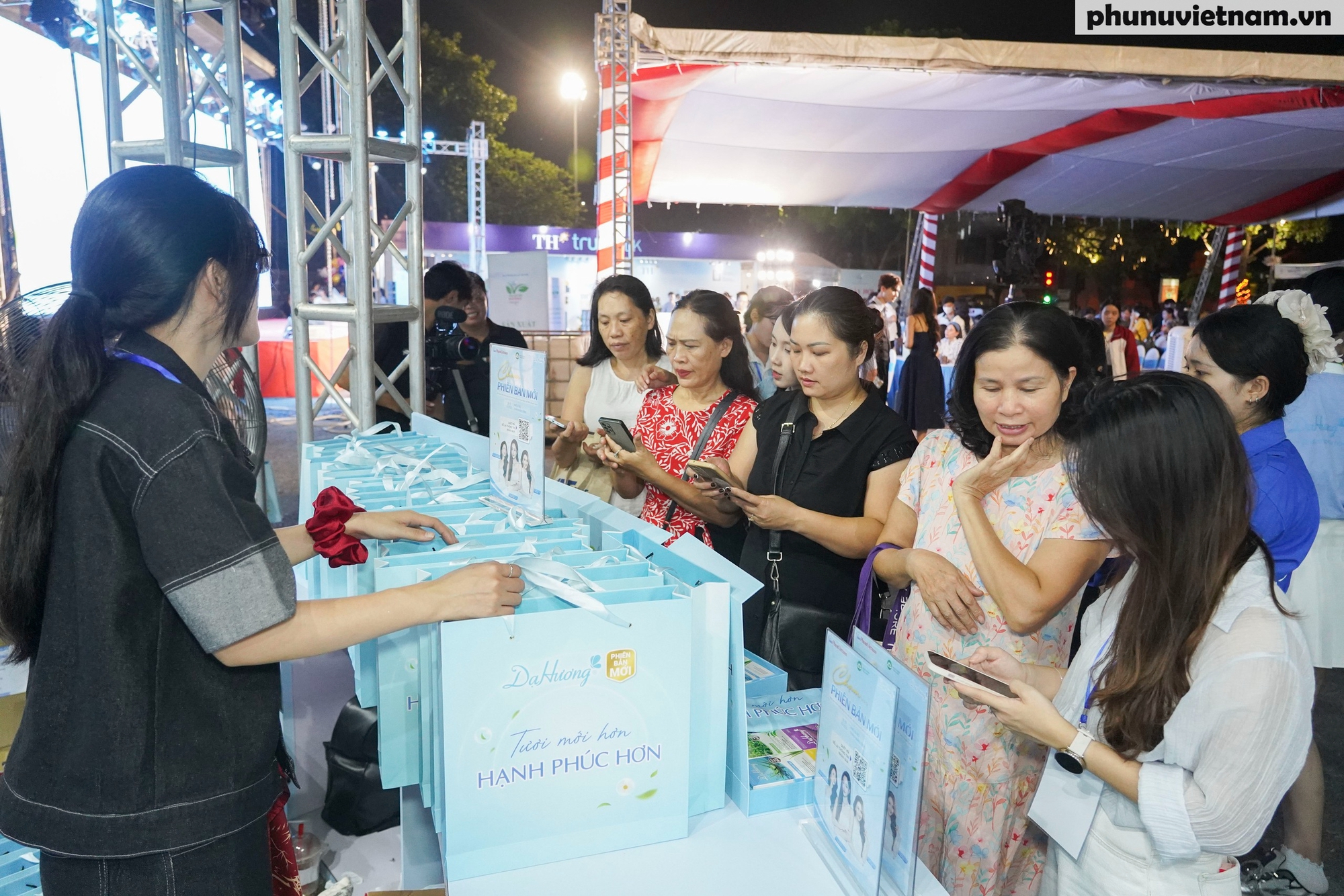 Những hình ảnh đẹp đầy màu sắc, truyền cảm hứng trong hành trình "Chạm phiên bản mới"- Ảnh 20. Những hình ảnh đẹp đầy màu sắc, truyền cảm hứng trong hành trình "Chạm phiên bản mới"- Ảnh 20.