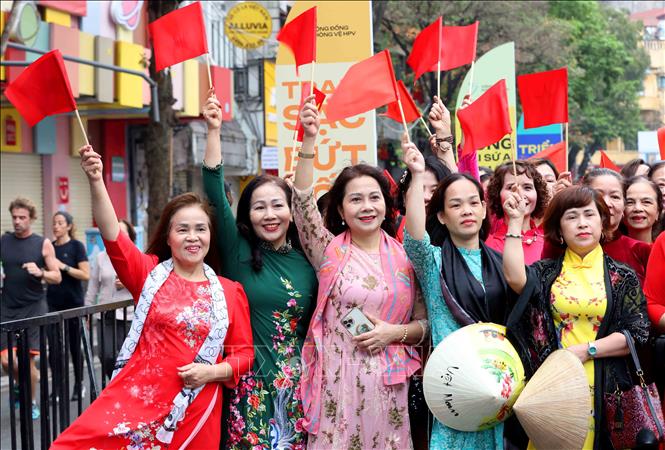 Hình ảnh “Phụ nữ Thủ đô ứng xử đẹp” đọng lại sự ấm áp, thân thiện trong lòng người dân và du khách- Ảnh 5. Hình ảnh “Phụ nữ Thủ đô ứng xử đẹp” đọng lại sự ấm áp, thân thiện trong lòng người dân và du khách- Ảnh 5.