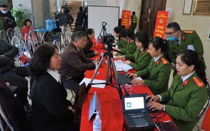 Hình ảnh “Phụ nữ Thủ đô ứng xử đẹp” đọng lại sự ấm áp, thân thiện trong lòng người dân và du khách- Ảnh 4. Hình ảnh “Phụ nữ Thủ đô ứng xử đẹp” đọng lại sự ấm áp, thân thiện trong lòng người dân và du khách- Ảnh 4.