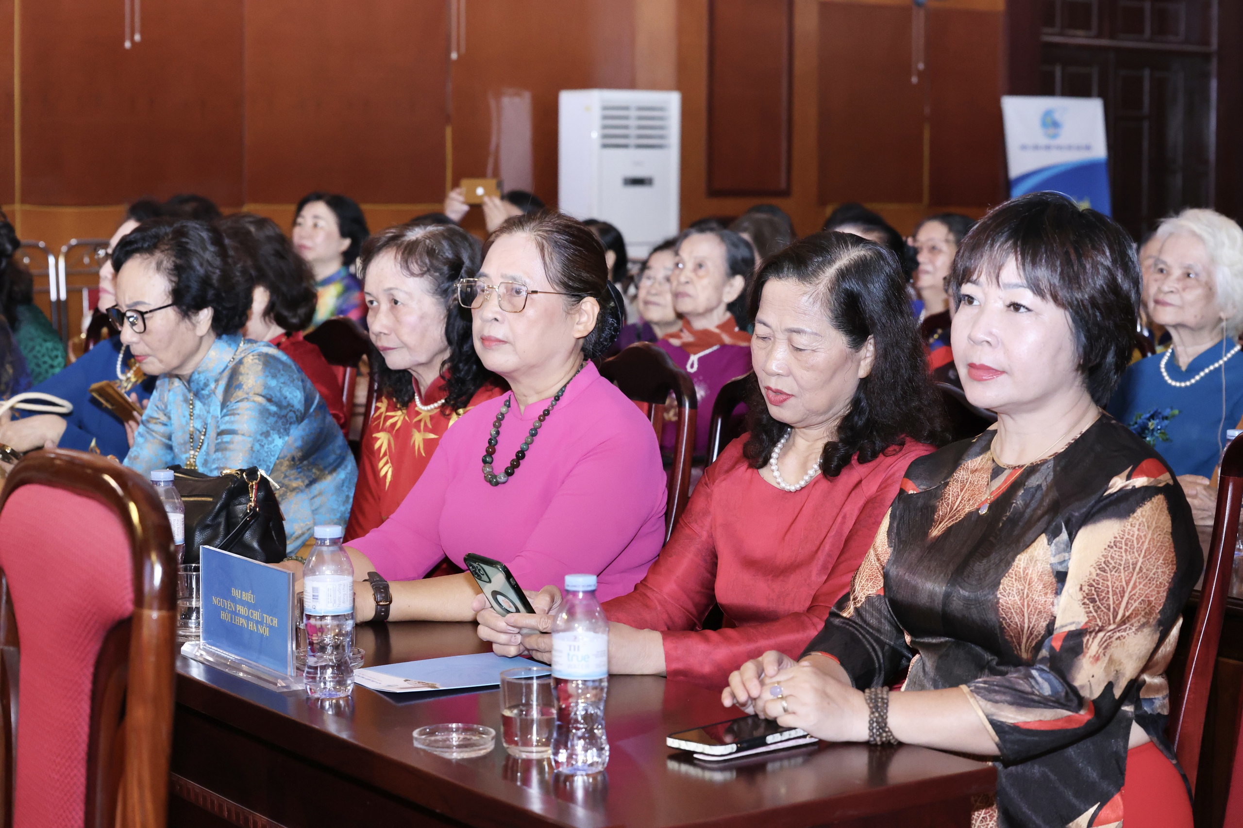Vinh danh 8 Phụ nữ Thủ đô tiêu biểu năm 2025- Ảnh 4. Vinh danh 8 Phụ nữ Thủ đô tiêu biểu năm 2025- Ảnh 4.
