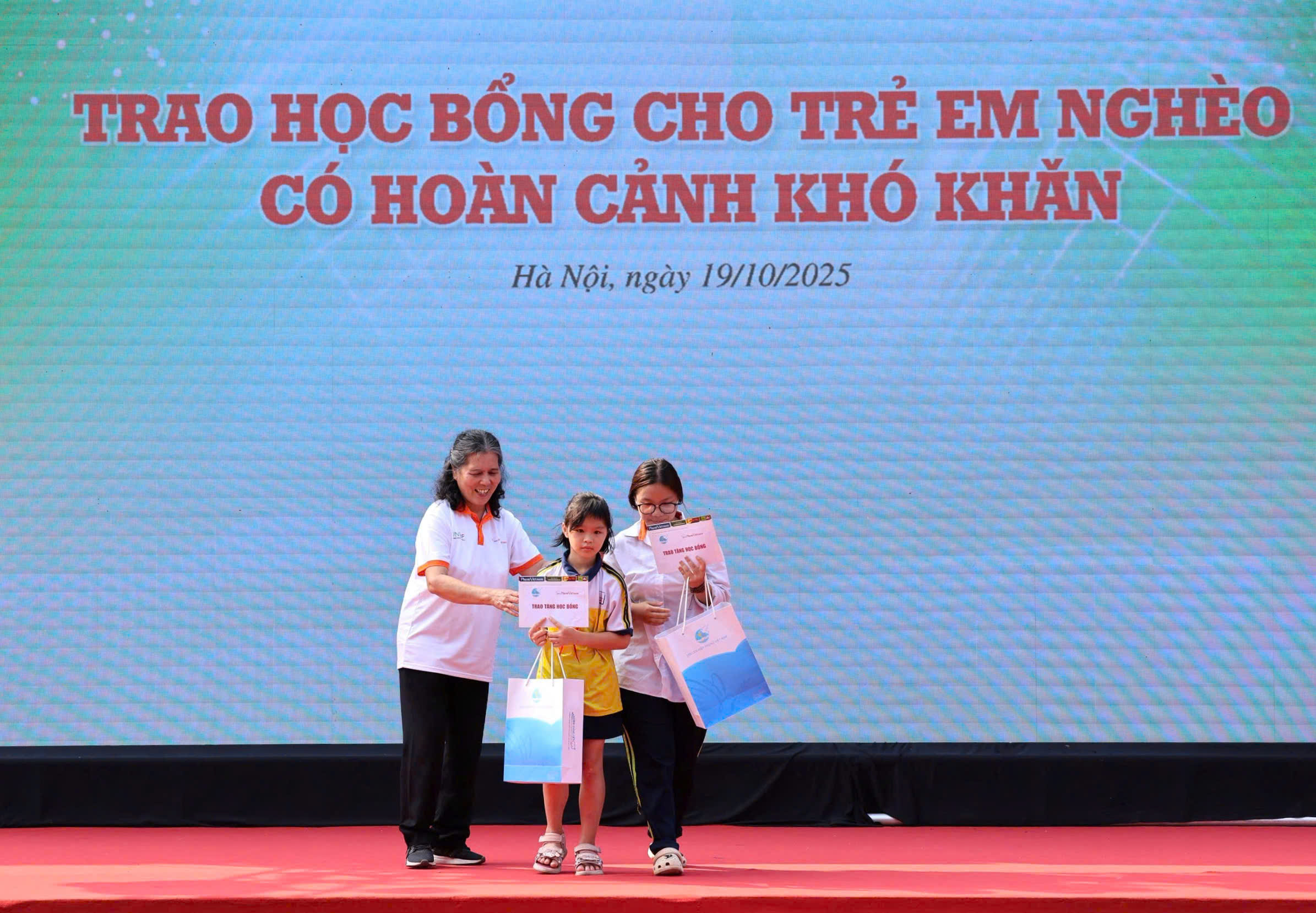 Báo Phụ nữ Việt Nam trao học bổng cho trẻ mồ côi có hoàn cảnh đặc biệt khó khăn tại Hà Nội - Ảnh 1. Báo Phụ nữ Việt Nam trao học bổng cho trẻ mồ côi có hoàn cảnh đặc biệt khó khăn tại Hà Nội - Ảnh 1.