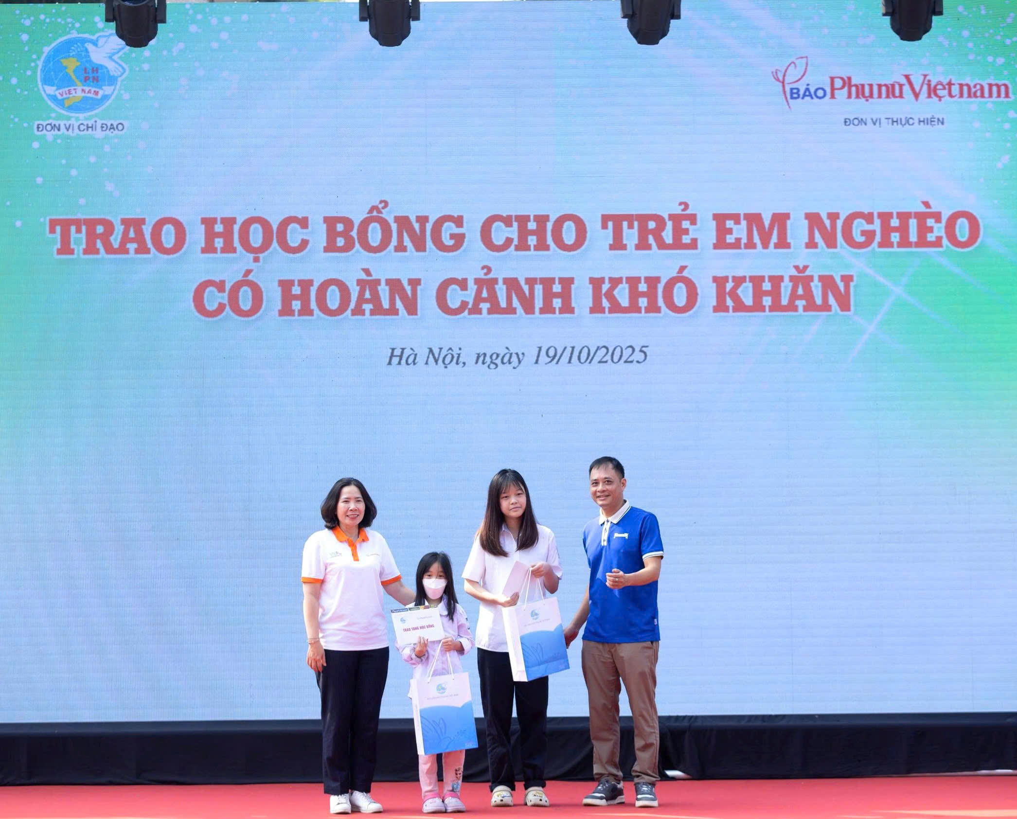 Báo Phụ nữ Việt Nam trao học bổng cho trẻ mồ côi có hoàn cảnh đặc biệt khó khăn tại Hà Nội - Ảnh 4. Báo Phụ nữ Việt Nam trao học bổng cho trẻ mồ côi có hoàn cảnh đặc biệt khó khăn tại Hà Nội - Ảnh 4.
