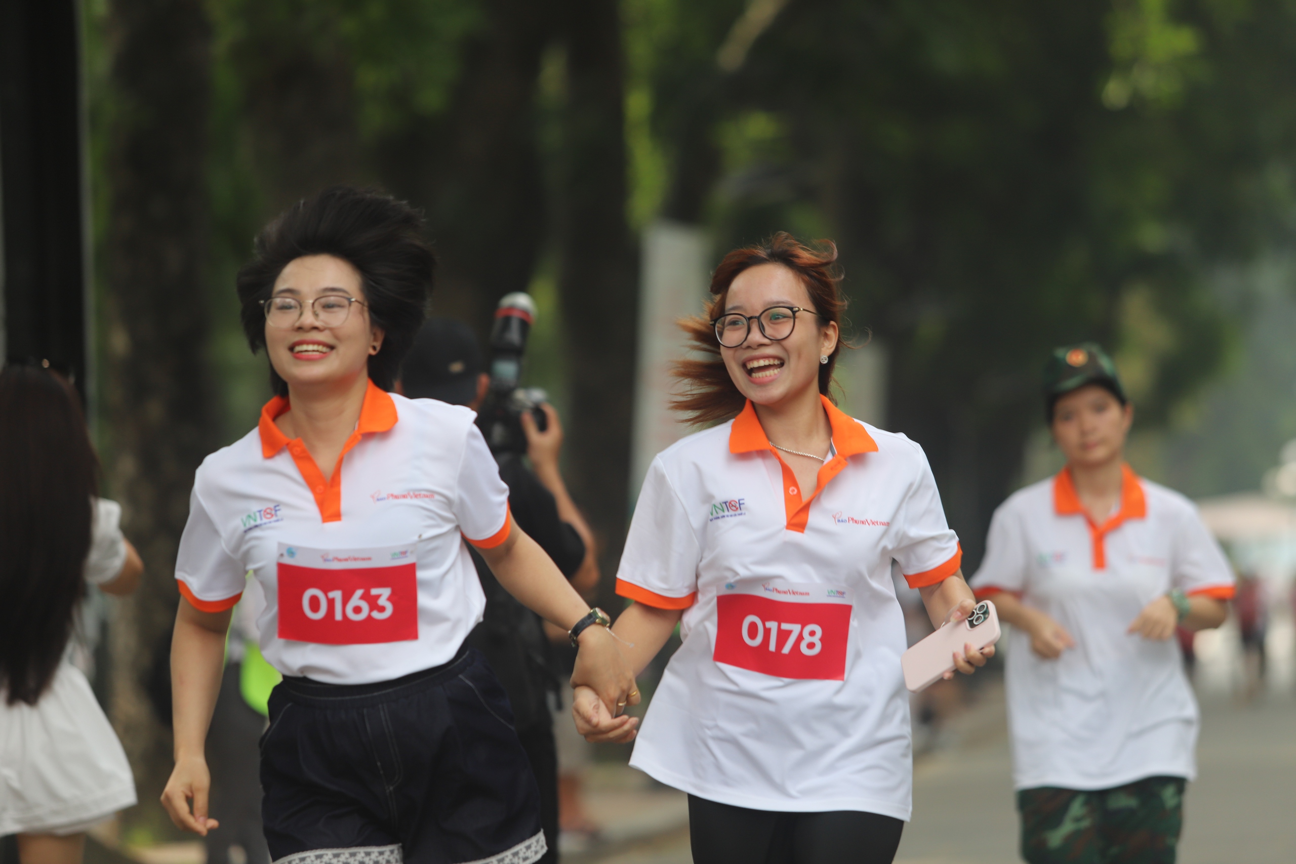 Sôi nổi giải "Phụ nữ chạy hưởng ứng Vì môi trường không khói thuốc"- Ảnh 17. Sôi nổi giải "Phụ nữ chạy hưởng ứng Vì môi trường không khói thuốc"- Ảnh 17.
