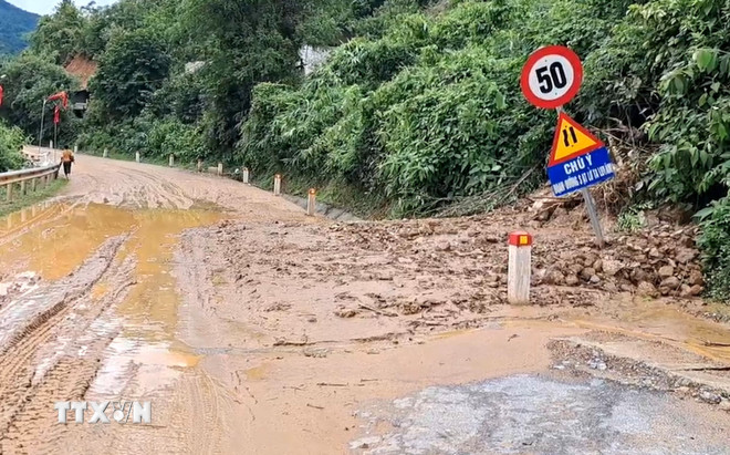 Bão số 12 đổi hướng và có xu hướng mạnh lên, mưa lớn kéo dài ở Trung Bộ từ 22/10- Ảnh 3. Bão số 12 đổi hướng và có xu hướng mạnh lên, mưa lớn kéo dài ở Trung Bộ từ 22/10- Ảnh 3.