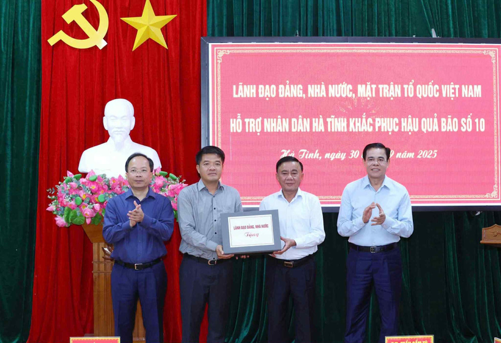 Thường trực Ban Bí thư động viên, hỗ trợ Hà Tĩnh khắc phục hậu quả bão số 10- Ảnh 1. Thường trực Ban Bí thư động viên, hỗ trợ Hà Tĩnh khắc phục hậu quả bão số 10- Ảnh 1.